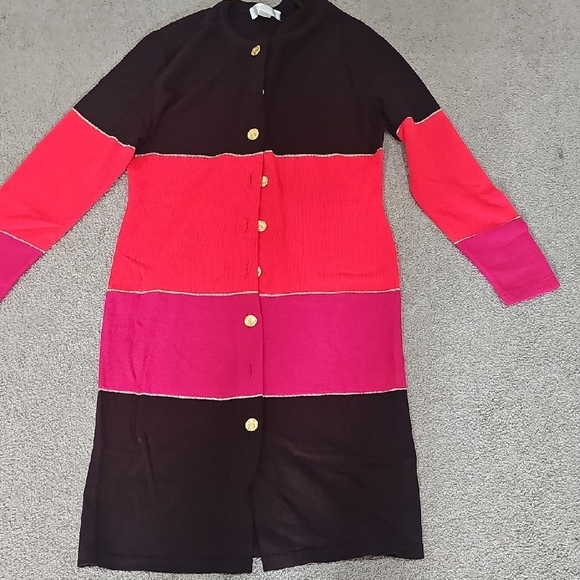 Elegant Color Block Dress with Gold Accents - Picture 4 of 8